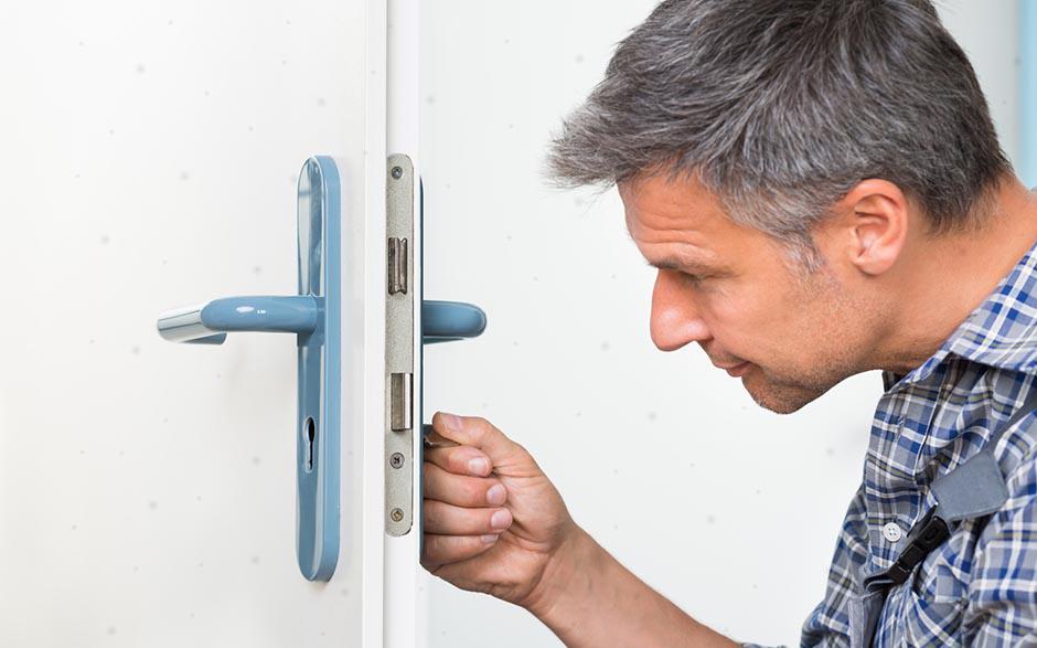 porte claquée serrurier Paris 20